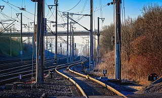 Oberleitungen führen eine Spannung von 15.000 Volt. - Symbolbild: Pixabay Oberleitungen führen eine Spannung von 15.000 Volt. - Symbolbild: Pixabay