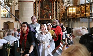 Machten Geschichte lebendig: Humorvoll setzten die Akteure des Heimatvereins in der Stiftskirche den Inhalt der Urkunde, in der Levern erstmals schriftlich erwähnt wird, in Szene. Geschrieben hat das Historienspiel der Leverner Thomas Horst, Pfarrer im Ruhestand. - Sonja Rohlfing Machten Geschichte lebendig: Humorvoll setzten die Akteure des Heimatvereins in der Stiftskirche den Inhalt der Urkunde, in der Levern erstmals schriftlich erwähnt wird, in Szene. Geschrieben hat das Historienspiel der Leverner Thomas Horst, Pfarrer im Ruhestand. - Sonja Rohlfing