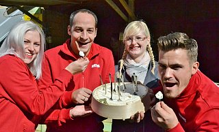 Italienischer Löffelgorgonzola: Sechs Kilo wiegt der cremige Laib, den Sandra Schneider (v. l.), Lars Markus, Annika Freitag und Sascha Markus hier präsentieren. - Silke Riethmüller Italienischer Löffelgorgonzola: Sechs Kilo wiegt der cremige Laib, den Sandra Schneider (v. l.), Lars Markus, Annika Freitag und Sascha Markus hier präsentieren. - Silke Riethmüller