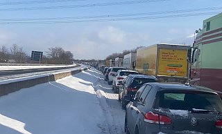 Monika Worschinski steht seit 5.30 Uhr mit ihrem Auto auf der Autobahn 30. - Monika Worschinski Monika Worschinski steht seit 5.30 Uhr mit ihrem Auto auf der Autobahn 30. - Monika Worschinski