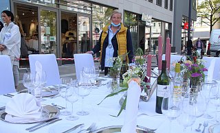 Dehoga-Ortsverbandsvorsitzende Barbara Potthast-Menne präsentiert die Leere-Stühle-Aktion in Höxter mit einer gedeckten Tafel. - Burkhard Battran Dehoga-Ortsverbandsvorsitzende Barbara Potthast-Menne präsentiert die Leere-Stühle-Aktion in Höxter mit einer gedeckten Tafel. - Burkhard Battran