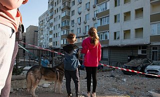 Kriegsalltag: Kinder schauen in Kiew auf ein bei russischen Raketenangriffen beschädigtes Gebäude. - Danylo Antoniuk/ZUMA Press Wire/dpa Kriegsalltag: Kinder schauen in Kiew auf ein bei russischen Raketenangriffen beschädigtes Gebäude. - Danylo Antoniuk/ZUMA Press Wire/dpa