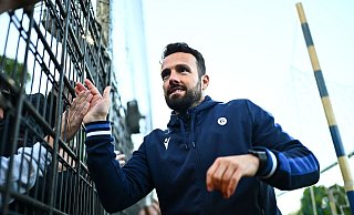 KSC-Coach Ralf Kettemann bedankt und verabschiedet sich nach dem verlorenen U19-DFB-Pokalfinale bei den Karlsruher Fans. - picture alliance / GES/Marvin Ibo Güngör KSC-Coach Ralf Kettemann bedankt und verabschiedet sich nach dem verlorenen U19-DFB-Pokalfinale bei den Karlsruher Fans. - picture alliance / GES/Marvin Ibo Güngör