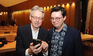 Fabian Golanowsky (r.) ist Vorsitzender des SPD-Ortsvereins Espelkamp und dem gehört seit 48 Jahren auch Achim Post an. Golanowsky bewirbt sich nun als Nachfolger von Achim Post für die SPD um das Bundestagsmandat. Beide betrachteten am Samstagmittag neue Umfragen zur Bundestagswahl. - Joern Spreen-Ledebur Fabian Golanowsky (r.) ist Vorsitzender des SPD-Ortsvereins Espelkamp und dem gehört seit 48 Jahren auch Achim Post an. Golanowsky bewirbt sich nun als Nachfolger von Achim Post für die SPD um das Bundestagsmandat. Beide betrachteten am Samstagmittag neue Umfragen zur Bundestagswahl. - Joern Spreen-Ledebur
