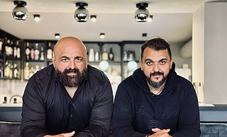 Musa Dindar und Georgios Pone (v. l.) haben umgebaut und bringen ein spannendes Gastronomie-Konzept an die Bielefelder Obernstraße. - Stefan Becker Musa Dindar und Georgios Pone (v. l.) haben umgebaut und bringen ein spannendes Gastronomie-Konzept an die Bielefelder Obernstraße. - Stefan Becker