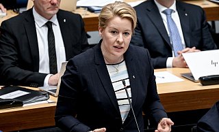 Die Berliner Senatorin für Wirtschaft, Energie und Betriebe, Franziska Giffey (SPD), ist bei einem tätlichen Angriff im Stadtteil Rudow leicht verletzt und danach im Krankenhaus behandelt worden. - Britta Pedersen/dpa Die Berliner Senatorin für Wirtschaft, Energie und Betriebe, Franziska Giffey (SPD), ist bei einem tätlichen Angriff im Stadtteil Rudow leicht verletzt und danach im Krankenhaus behandelt worden. - Britta Pedersen/dpa