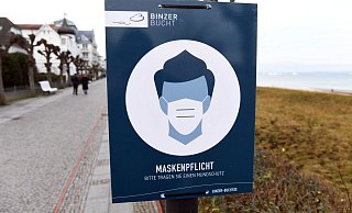 Hinweis auf die Maskenpflicht im Ostseebad Binz auf Rügen. - Foto: Stefan Sauer/dpa-Zentralbild/dpa Hinweis auf die Maskenpflicht im Ostseebad Binz auf Rügen. - Foto: Stefan Sauer/dpa-Zentralbild/dpa