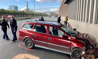 Bei dem Unfall wurde eine 40-jährige Bielefelderin - die Fahrerin dieses Opel-Kombi - verletzt. - Jens Reichenbach Bei dem Unfall wurde eine 40-jährige Bielefelderin - die Fahrerin dieses Opel-Kombi - verletzt. - Jens Reichenbach