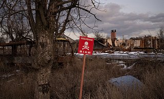 Warnschild am Straßenrand des urkainischen Dorfes Kamjanka bei Isjum. - Vadim Ghirda/AP Warnschild am Straßenrand des urkainischen Dorfes Kamjanka bei Isjum. - Vadim Ghirda/AP