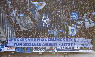 Die Fanszene des Karlsruher SC äußert ihre Meinung zum Zeugnisverweigerungsrecht. - David Inderlied/dpa Die Fanszene des Karlsruher SC äußert ihre Meinung zum Zeugnisverweigerungsrecht. - David Inderlied/dpa