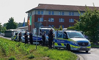 Der 39-Jährige floh aus dem Hafthaus Ummeln (hier im Hintergrund). Das Haus gehört zur JVA Senne, Europas größtem Gefängnis des offenen Vollzugs. - Paul Brinkmann Der 39-Jährige floh aus dem Hafthaus Ummeln (hier im Hintergrund). Das Haus gehört zur JVA Senne, Europas größtem Gefängnis des offenen Vollzugs. - Paul Brinkmann