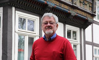 Verbindlich: Claus-Werner Ahaus - hier vor seinem Haus in Höxter - war ein sehr engagierter Höxteraner. - Carmen Pförtner Verbindlich: Claus-Werner Ahaus - hier vor seinem Haus in Höxter - war ein sehr engagierter Höxteraner. - Carmen Pförtner