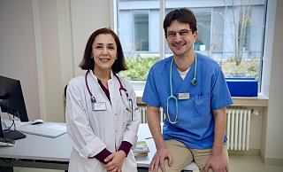 Mit Shima Atai (43) und Christian Olariu (41) hat das EvKB jetzt zwei Fachärzte als feste Besetzung für die Kinderarztpraxis in Bethel gefunden. - Peter Unger Mit Shima Atai (43) und Christian Olariu (41) hat das EvKB jetzt zwei Fachärzte als feste Besetzung für die Kinderarztpraxis in Bethel gefunden. - Peter Unger