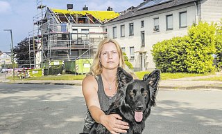 Obdachlos: Nadine Theismann mit ihrer Hündin Loona vor dem ausgebrannten Wohnhaus (hinten) am Hartlager Weg. - Andreas Zobe Obdachlos: Nadine Theismann mit ihrer Hündin Loona vor dem ausgebrannten Wohnhaus (hinten) am Hartlager Weg. - Andreas Zobe