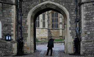 Polizisten bewachen das Tor von Schloss Windsor am ersten Weihnachtstag. - Foto: Alastair Grant/AP/dpa Polizisten bewachen das Tor von Schloss Windsor am ersten Weihnachtstag. - Foto: Alastair Grant/AP/dpa