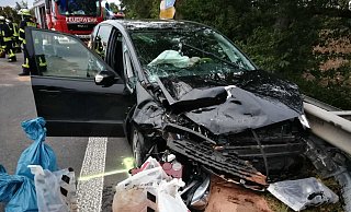 Bei dem Zusammenprall wurde dieses schwarze Auto schwer beschädigt - MT-Foto: Oliver Plöger Bei dem Zusammenprall wurde dieses schwarze Auto schwer beschädigt - MT-Foto: Oliver Plöger