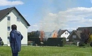 Beim Eintreffen der Feuerwehr stand die Hecke in Vollbrand - das war schon auf der Anfahrt zu sehen. - Feuerwehr Höxter Beim Eintreffen der Feuerwehr stand die Hecke in Vollbrand - das war schon auf der Anfahrt zu sehen. - Feuerwehr Höxter