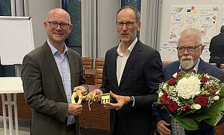 Den Schlüssel der Stadt hat Christian Antl (l.) schon überreicht bekommen. Seinem Vorgänger und Amtsinhaber Bernd Poggemöller ist die Freude bei der Übergabe anzusehen. Auch SPD-Fraktionschef Wolfgang Böhm gratuliert. - Dirk Windmöller Den Schlüssel der Stadt hat Christian Antl (l.) schon überreicht bekommen. Seinem Vorgänger und Amtsinhaber Bernd Poggemöller ist die Freude bei der Übergabe anzusehen. Auch SPD-Fraktionschef Wolfgang Böhm gratuliert. - Dirk Windmöller