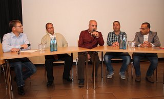 Fluchterlebnisse: SPD-Vorsitzender Ralf Dräger (v. l.), Alban Gostanian, Übersetzer Albeir Eleya, Abdullah Yazyi und Haithan Dughanji. - Joe Cubick Fluchterlebnisse: SPD-Vorsitzender Ralf Dräger (v. l.), Alban Gostanian, Übersetzer Albeir Eleya, Abdullah Yazyi und Haithan Dughanji. - Joe Cubick