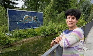 Sophie Utikal hat für die Ausstellung drei Textil-Bilder geschaffen. Hier ist eine weibliche Figur im Fluss zu sehen. - Niklas Tüns Sophie Utikal hat für die Ausstellung drei Textil-Bilder geschaffen. Hier ist eine weibliche Figur im Fluss zu sehen. - Niklas Tüns