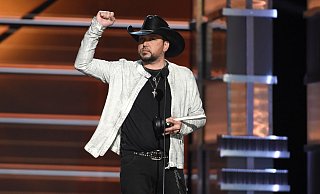 US-Countrysänger Jason Aldean bei der Verleihung der Country Music Awards 2018. - Chris Pizzello/Invision/AP/dpa US-Countrysänger Jason Aldean bei der Verleihung der Country Music Awards 2018. - Chris Pizzello/Invision/AP/dpa