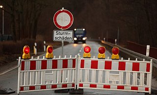 Zahlreiche Straßen und Wälder waren wegen Schäden oder der Gefahr herabfallender Äste gesperrt. - picture alliance/dpa/dpa-Zentralbild Zahlreiche Straßen und Wälder waren wegen Schäden oder der Gefahr herabfallender Äste gesperrt. - picture alliance/dpa/dpa-Zentralbild