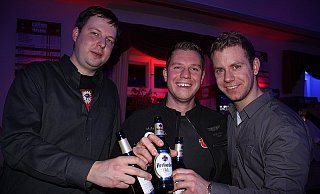 Diese drei Gäste gönnten sich zum Einstieg erst einmal ein Bier. - FOTO: VERENA KÖLLING Diese drei Gäste gönnten sich zum Einstieg erst einmal ein Bier. - FOTO: VERENA KÖLLING