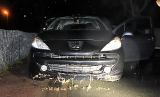 Während der Verfolgungsjagd durch Brakel wurde der Peugeot des Beverungers stark beschädigt. - Polizei Höxter Während der Verfolgungsjagd durch Brakel wurde der Peugeot des Beverungers stark beschädigt. - Polizei Höxter