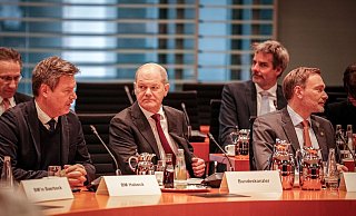 Seit Tagen verhandeln Vizekanzler Robert Habeck (v.l.), Kanzler Olaf Scholz und Finanzminister Christian Lindner über den Haushalt. - Kay Nietfeld/dpa Seit Tagen verhandeln Vizekanzler Robert Habeck (v.l.), Kanzler Olaf Scholz und Finanzminister Christian Lindner über den Haushalt. - Kay Nietfeld/dpa