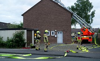 In einem leer stehenden Reihenhaus an der Raabestraße hatten unbekannte Täter am Sonntagmorgen Gardinen in Brand gesetzt. - Ralph Meyer In einem leer stehenden Reihenhaus an der Raabestraße hatten unbekannte Täter am Sonntagmorgen Gardinen in Brand gesetzt. - Ralph Meyer