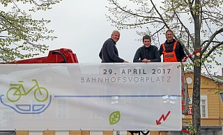 Für den ersten „Tag der Elektromobilität" im Jahr 2017 warb vor dem Bahnhof der bisherige Klimaschutzmanager Hans Fenkl (Mitte). Für den ersten „Tag der Elektromobilität" im Jahr 2017 warb vor dem Bahnhof der bisherige Klimaschutzmanager Hans Fenkl (Mitte).