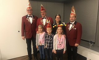 Kinderprinzessin Klara I. (Koch, vordere Reihe v. l.), Kinderprinz Jonas I. (Kleinschmidt-Michels) und Kinderhofnärrin Ida I. (Koch) sowie (hintere Reihe v. l.) Präsident Uwe Jonietz, Prinz Wolfgang II. (Janzen), Prinzessin Christiane I. (Janzen) und Vorsitzender Mario Schulte. - Marco Janzen Kinderprinzessin Klara I. (Koch, vordere Reihe v. l.), Kinderprinz Jonas I. (Kleinschmidt-Michels) und Kinderhofnärrin Ida I. (Koch) sowie (hintere Reihe v. l.) Präsident Uwe Jonietz, Prinz Wolfgang II. (Janzen), Prinzessin Christiane I. (Janzen) und Vorsitzender Mario Schulte. - Marco Janzen