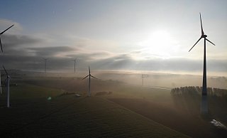 Die Betreiber von Windrädern, wie hier zwischen Dahl und Neuenbeken, müssen Gewerbesteuer für die Anlagen zahlen. Die Verteilung der Gelder gefällt Kommunen mit vielen Anlagen derzeit nicht. - Jens Reddeker Die Betreiber von Windrädern, wie hier zwischen Dahl und Neuenbeken, müssen Gewerbesteuer für die Anlagen zahlen. Die Verteilung der Gelder gefällt Kommunen mit vielen Anlagen derzeit nicht. - Jens Reddeker