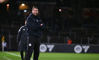 Arminia Bielefelds Trainer Mitch Kniat und seiner Mannschaft gelang in Dortmund der Befreiungsschlag. - Teresa Kroeger Arminia Bielefelds Trainer Mitch Kniat und seiner Mannschaft gelang in Dortmund der Befreiungsschlag. - Teresa Kroeger
