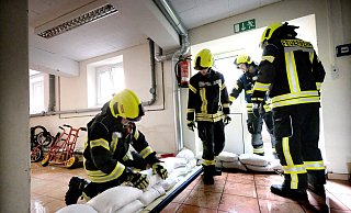 Die Feuerwehr war mit Sandsäcken in der Josefschule in Herzebrock-Clarholz im Einsatz. - Andreas Frücht Die Feuerwehr war mit Sandsäcken in der Josefschule in Herzebrock-Clarholz im Einsatz. - Andreas Frücht