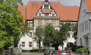 Ein Angeklagter hat Donnerstag in einem Strafprozess im Amtsgericht Bad Oeynhausen randaliert und ist zwangsweise in die Psychiatrie eingewiesen worden. - Ulf Hanke Ein Angeklagter hat Donnerstag in einem Strafprozess im Amtsgericht Bad Oeynhausen randaliert und ist zwangsweise in die Psychiatrie eingewiesen worden. - Ulf Hanke