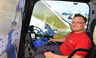 Christian Kretschmer hat in der Kabine des Simulators Platz genommen. Normalerweise leitet der 38-jährige das Lager. - Jens Dünhölter Christian Kretschmer hat in der Kabine des Simulators Platz genommen. Normalerweise leitet der 38-jährige das Lager. - Jens Dünhölter