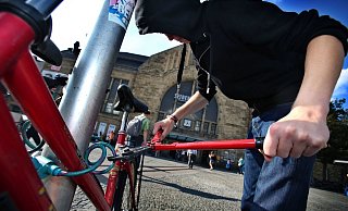 Fahrraddiebe agieren oft – wie in dieser gestellten Szene – mit erstaunlicher Dreistigkeit. - Symbolfoto: Sarah Jonek Fahrraddiebe agieren oft – wie in dieser gestellten Szene – mit erstaunlicher Dreistigkeit. - Symbolfoto: Sarah Jonek