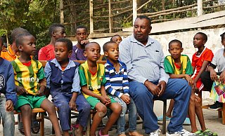 Der Leiter des Kinderdorfs, Ato Girma Melese, mit einigen Kindern im Kinderdorf. - Privat Der Leiter des Kinderdorfs, Ato Girma Melese, mit einigen Kindern im Kinderdorf. - Privat