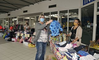 Auf Schnäppchenjagd: Brigitte Trettin schaut sich am Stand von Stephanie König um. Unter strengen Auflagen durfte der Flohmarkt im Autohaus Peitzmeier stattfinden. - Sandra C. Siegemund Auf Schnäppchenjagd: Brigitte Trettin schaut sich am Stand von Stephanie König um. Unter strengen Auflagen durfte der Flohmarkt im Autohaus Peitzmeier stattfinden. - Sandra C. Siegemund