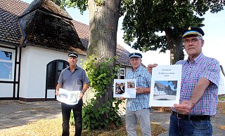 Der 2. Vorsitzende Carsten Sommerfeld (v. l.), Oberst Jörg Köring und der Vorsitzende Thomas Sommerfeld mit den beiden Linden, die vor 100 Jahren vor der Schützenhalle gepflanzt wurden. - Burkhard Battran Der 2. Vorsitzende Carsten Sommerfeld (v. l.), Oberst Jörg Köring und der Vorsitzende Thomas Sommerfeld mit den beiden Linden, die vor 100 Jahren vor der Schützenhalle gepflanzt wurden. - Burkhard Battran