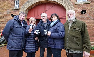 Bezirksbürgermeister Gerhard Haupt (v. l.), Lisa Jost (Inner Wheel), Vereinsvorsitzender Eberhard David, Hilde Schöppner (Inner Wheel) sowie der stellvertretende Vereinsvorsitzende Uwe Tiemann stoßen mit den hofeigenen Tassen auf ein gutes Gelingen des Sonderbus-Projekts an. - Peter Unger Bezirksbürgermeister Gerhard Haupt (v. l.), Lisa Jost (Inner Wheel), Vereinsvorsitzender Eberhard David, Hilde Schöppner (Inner Wheel) sowie der stellvertretende Vereinsvorsitzende Uwe Tiemann stoßen mit den hofeigenen Tassen auf ein gutes Gelingen des Sonderbus-Projekts an. - Peter Unger
