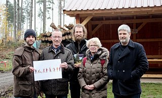 Archäologe Fritz Jürgens (v. l.), Bürgermeister Hans Hermann Bluhm, Archäologe Nils Wolpert, Touristik-Vertreterin Birgit Griese-Lödige und Lichtenaus Wirtschaftsförderer Matthias Preißler vor der Schutzhütte am Wanderparkplatz. - Burkhard Battran Archäologe Fritz Jürgens (v. l.), Bürgermeister Hans Hermann Bluhm, Archäologe Nils Wolpert, Touristik-Vertreterin Birgit Griese-Lödige und Lichtenaus Wirtschaftsförderer Matthias Preißler vor der Schutzhütte am Wanderparkplatz. - Burkhard Battran
