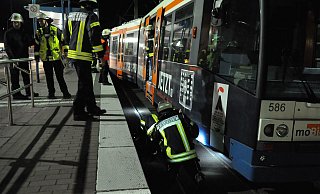Entgleist: Der hintere Teil des Zuges liegt neben dem Gleis. Feuerwehrleute bereiten sich vor, die tonnenschwere Bahn mit Spezialtechnik wieder zurück zu schieben. - Jens Reichenbach Entgleist: Der hintere Teil des Zuges liegt neben dem Gleis. Feuerwehrleute bereiten sich vor, die tonnenschwere Bahn mit Spezialtechnik wieder zurück zu schieben. - Jens Reichenbach