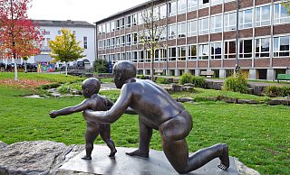 Das Gymnasium am Waldhof ist sehr gefragt. Erst wurden regelmäßig Mehrklassen gebildet, dann vor zwei Jahren ein vierter Zug eingerichtet. Für die Erweiterung kommt das Haus des Handwerks (hinten links) in Betracht. Allerdings stocken die Pläne. - Barbara Franke Das Gymnasium am Waldhof ist sehr gefragt. Erst wurden regelmäßig Mehrklassen gebildet, dann vor zwei Jahren ein vierter Zug eingerichtet. Für die Erweiterung kommt das Haus des Handwerks (hinten links) in Betracht. Allerdings stocken die Pläne. - Barbara Franke