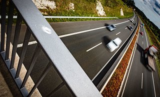 Auf dem Geländer der Brücke Queller Straße, die Obersteinhagen mit Quelle verbindet, ist noch ein weißer Klecks zu sehen. Von hier hatten Jugendliche am Sonntag Farbe auf die Windschutzscheibe einer Autofahrerin gekippt. - Mike-Dennis Müller / www.mdm.photo Auf dem Geländer der Brücke Queller Straße, die Obersteinhagen mit Quelle verbindet, ist noch ein weißer Klecks zu sehen. Von hier hatten Jugendliche am Sonntag Farbe auf die Windschutzscheibe einer Autofahrerin gekippt. - Mike-Dennis Müller / www.mdm.photo
