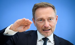 Bundesfinanzminister Christian Lindner (FDP) nennt den Vorschlag, die Schuldenbremse auszusetzen, «riskant». - Bernd von Jutrczenka/dpa Bundesfinanzminister Christian Lindner (FDP) nennt den Vorschlag, die Schuldenbremse auszusetzen, «riskant». - Bernd von Jutrczenka/dpa