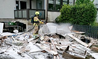 Unter Atemschutz löscht die Paderborner Feuerwehr den Brand im Hof des Mehrfamilienhauses. - Ralph Meyer Unter Atemschutz löscht die Paderborner Feuerwehr den Brand im Hof des Mehrfamilienhauses. - Ralph Meyer