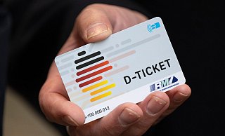 Bei der Finanzierung des Deutschlandtickets für das kommende Jahr gibt es noch offene Fragen. - Boris Roessler/dpa Bei der Finanzierung des Deutschlandtickets für das kommende Jahr gibt es noch offene Fragen. - Boris Roessler/dpa