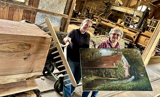 Harkenherstellerin und Fest-Mitorganisatorin Ela Brunzendorf (l.) und Harkenpinn-Mitglied Bernhild Heiermeier präsentieren im Sägewerk Böddeker, wie wertvoll altes Handwerk heute noch ist. - Jens Reddeker Harkenherstellerin und Fest-Mitorganisatorin Ela Brunzendorf (l.) und Harkenpinn-Mitglied Bernhild Heiermeier präsentieren im Sägewerk Böddeker, wie wertvoll altes Handwerk heute noch ist. - Jens Reddeker